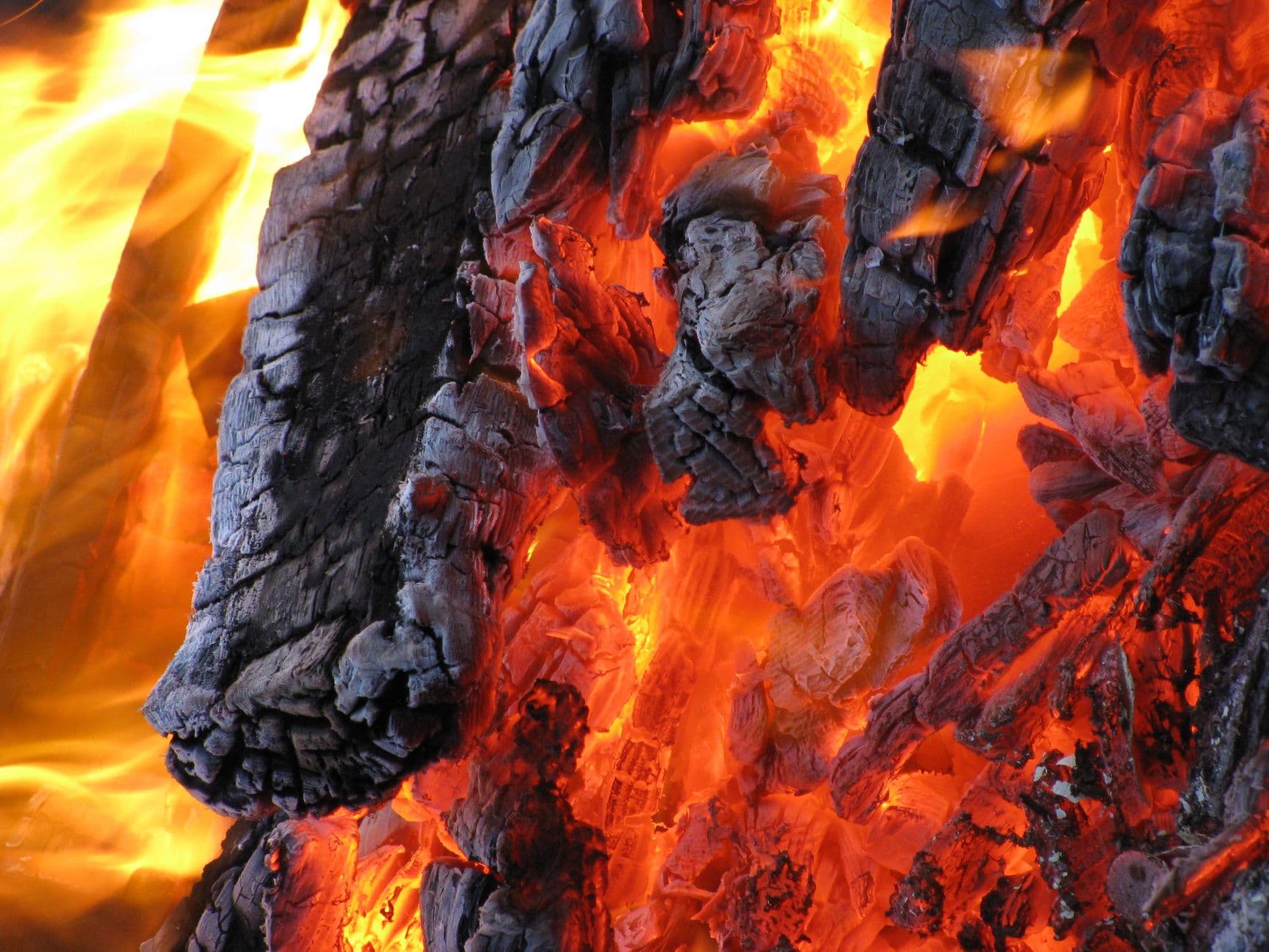 Tar Smell, Glossy Buildup, Weak Draft: Diagnosing Creosote Stage in Your Chimney